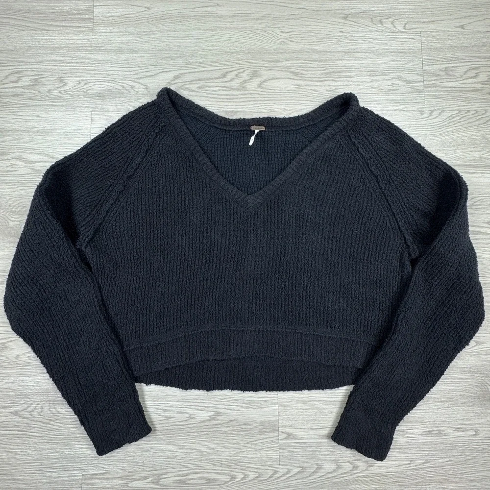Free People Womens Sweater V-Neck Cropped Boucle Knit Black M Long Sleeve Raglan
